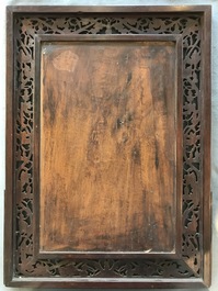 Een Chinees houten tafelscherm met porseleinen plaquette met winterlandschap naar He Xuren, 20e eeuw