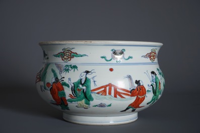 Een Chinese doucai wierookbrander met figuren in een landschap, Chenghua merk, Kangxi