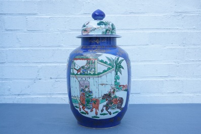Un vase couvert en porcelaine de Chine famille verte sur fond bleu poudr&eacute;, 19&egrave;me