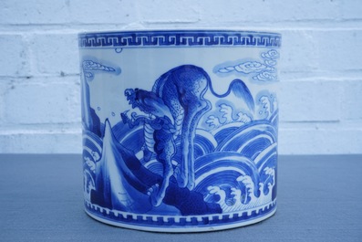 Een Chinese blauwwitte cylindrische penselenbeker met fabeldieren, Kangxi