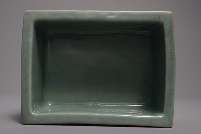 A Chinese celadon jardini&egrave;re and a Korean dragon-handle cup, 19th C.