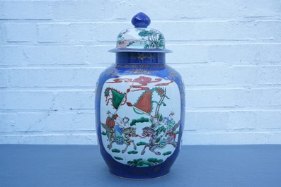 Een Chinese famille verte dekselvaas met poederblauwe fond, 19e eeuw