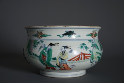 Een Chinese doucai wierookbrander met figuren in een landschap, Chenghua merk, Kangxi