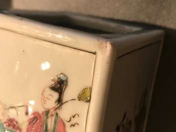 Deux pots &agrave; pinceaux aux immortels en porcelaine de Chine famille rose, Yongzheng