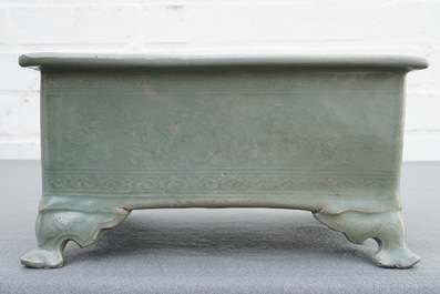 Une jardini&egrave;re en porcelaine de Chine c&eacute;ladon et une tasse au dragon, Cor&eacute;e, 19&egrave;me