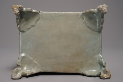 Une jardini&egrave;re en porcelaine de Chine c&eacute;ladon et une tasse au dragon, Cor&eacute;e, 19&egrave;me