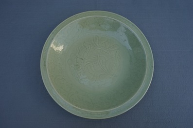 Un plat en porcelaine de Chine c&eacute;ladon de Longquan &agrave; d&eacute;cor floral, Ming