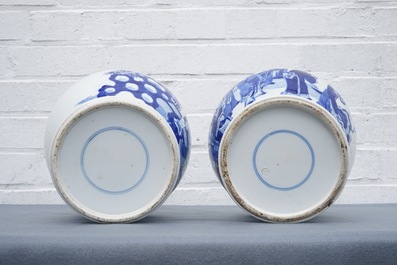 Deux vases couverts en porcelaine de Chine bleu et blanc, 19&egrave;me