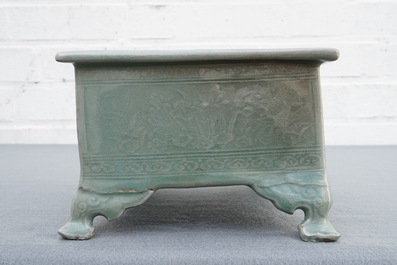 Une jardini&egrave;re en porcelaine de Chine c&eacute;ladon et une tasse au dragon, Cor&eacute;e, 19&egrave;me