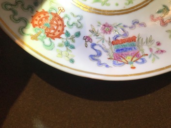 Een paar Chinese famille rose baijixiang borden met Boeddhistische emblemen, Tongzhi merk en periode