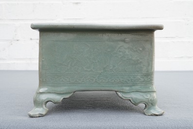 Une jardini&egrave;re en porcelaine de Chine c&eacute;ladon et une tasse au dragon, Cor&eacute;e, 19&egrave;me