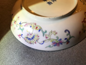 Une paire de coupes en porcelaine de Chine famille rose aux d&eacute;cor Baijixiang, marque et &eacute;poque de Tongzhi