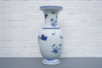 Een Chinese blauwwitte en ijzerrode vaas met herten, 19/20e eeuw