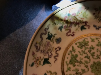 Une paire de coupes en porcelaine de Chine famille rose aux d&eacute;cor Baijixiang, marque et &eacute;poque de Tongzhi