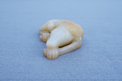 A Chinese carved russet jade model of a reclining dog, 19/20th C.