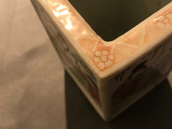 Deux pots &agrave; pinceaux aux immortels en porcelaine de Chine famille rose, Yongzheng