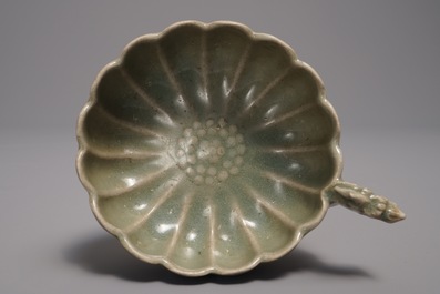 Une jardini&egrave;re en porcelaine de Chine c&eacute;ladon et une tasse au dragon, Cor&eacute;e, 19&egrave;me