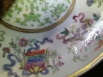 Une paire de coupes en porcelaine de Chine famille rose aux d&eacute;cor Baijixiang, marque et &eacute;poque de Tongzhi