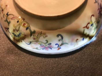 Une paire de coupes en porcelaine de Chine famille rose aux d&eacute;cor Baijixiang, marque et &eacute;poque de Tongzhi