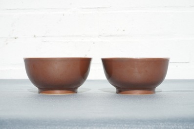 Une paire de bols en porcelaine de Chine brun capucin, marque et &eacute;poque de Qianlong