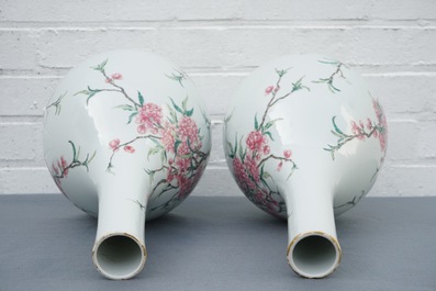 Une paire de grands vases de forme bouteille en porcelaine de Chine famille rose, 19/20&egrave;me