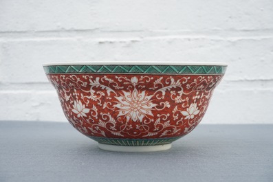 Un bol en porcelaine de Chine &agrave; d&eacute;cor de rinceaux de lotus sur fond en rouge corail, marque de Jiaqing, 19/20&egrave;me