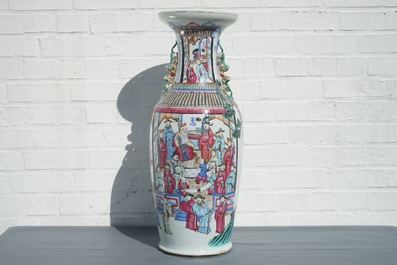 Un grand vase en porcelaine de Chine famille rose, 19&egrave;me