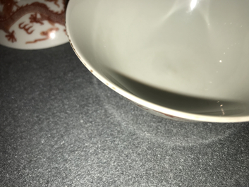 Een paar Chinese dekselkommen met draken in ijzerrood, Xianfeng merk, 19/20e eeuw