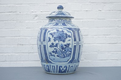 Un grand vase couvert de forme balustre en porcelaine de Chine bleu et blanc, Wanli