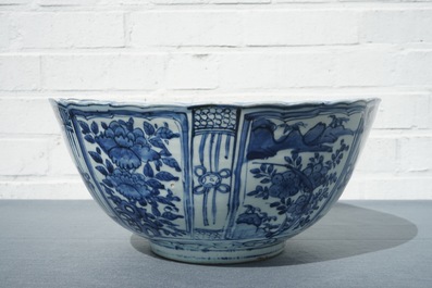Un grand bol en porcelaine de Chine bleu et blanc de type kraak &agrave; d&eacute;cor d'un tigre, Wanli