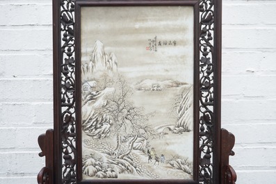 Een Chinees houten tafelscherm met porseleinen plaquette met winterlandschap naar He Xuren, 20e eeuw