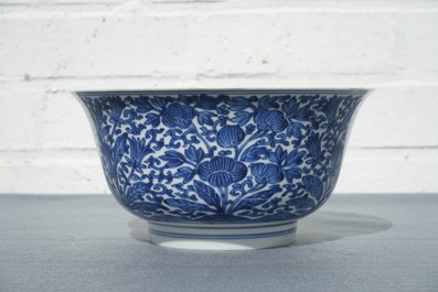 Een Chinese blauwwitte kom met floraal decor, Kangxi merk en periode