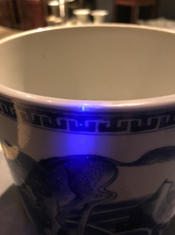 Un pot &agrave; pinceaux en porcelaine de Chine bleu et blanc &agrave; d&eacute;cor d'animaux mythiques, Kangxi