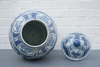 Een grote Chinese blauwwitte balustervaas met deksel, Wanli