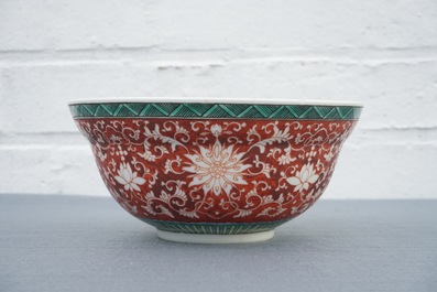 Un bol en porcelaine de Chine &agrave; d&eacute;cor de rinceaux de lotus sur fond en rouge corail, marque de Jiaqing, 19/20&egrave;me