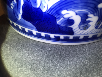 Un pot &agrave; pinceaux en porcelaine de Chine bleu et blanc &agrave; d&eacute;cor d'animaux mythiques, Kangxi