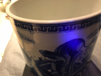 Un pot &agrave; pinceaux en porcelaine de Chine bleu et blanc &agrave; d&eacute;cor d'animaux mythiques, Kangxi