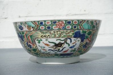 Un bol en porcelaine de Chine famille verte aux poissons, Kangxi