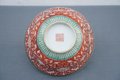 Un bol en porcelaine de Chine &agrave; d&eacute;cor de rinceaux de lotus sur fond en rouge corail, marque de Jiaqing, 19/20&egrave;me