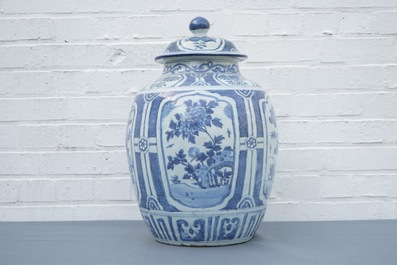 Un grand vase couvert de forme balustre en porcelaine de Chine bleu et blanc, Wanli