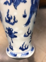 康熙  麒麟图青花瓷瓶