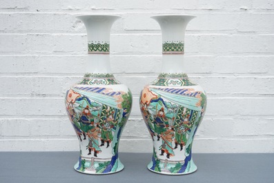 Une paire de vases aux guerriers en porcelaine de style famille verte, Samson, Paris, 19&egrave;me