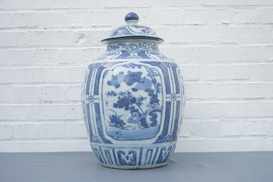 Un grand vase couvert de forme balustre en porcelaine de Chine bleu et blanc, Wanli