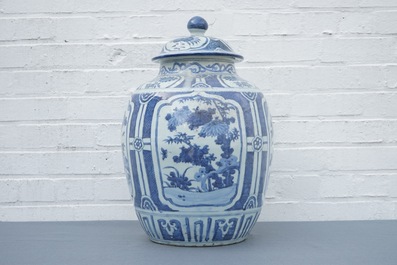 Een grote Chinese blauwwitte balustervaas met deksel, Wanli