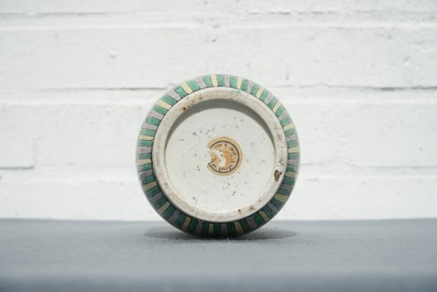 Un vase de forme rouleau en biscuit famille verte, Kangxi ou apr&egrave;s