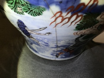 Un grand vase couvert en porcelaine de Chine wucai &agrave; d&eacute;cor mythologique, &eacute;poque Transition