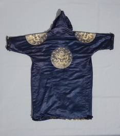 Een mantel samengesteld uit keizerlijke Chinese emblemen met draken in gouddraad op een blauwe zijden fond, 19e eeuw