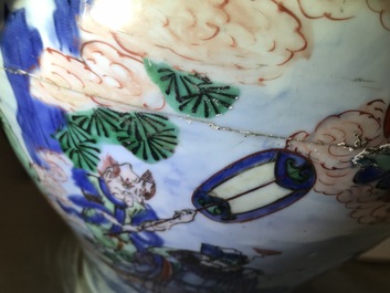 Un grand vase couvert en porcelaine de Chine wucai &agrave; d&eacute;cor mythologique, &eacute;poque Transition