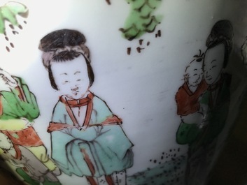 Un vase couvert en porcelaine de Chine wucai &agrave; d&eacute;cor de figures dans un paysage, &eacute;poque Transition