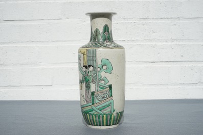 Un vase de forme rouleau en biscuit famille verte, Kangxi ou apr&egrave;s